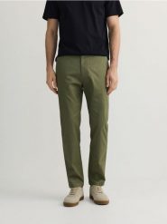 Spodnie chino slim fit - oliwkowy. Zielone spodnie materiałowe męskie Reserved, bez wzorów, z bawełny. W wyprzedaży za 89.99 zł.