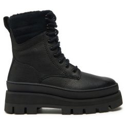 Botki Clarks. Czarne botki damskie Clarks, bez obcasa, na płaskiej podeszwie, bez zapięcia. Za 729.99 zł.