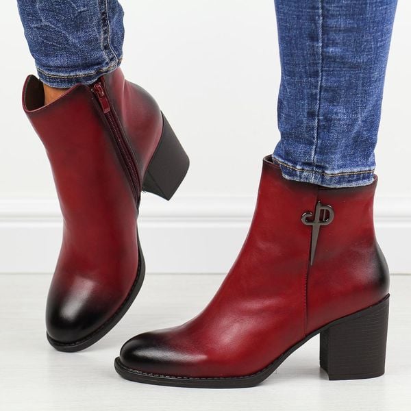 Czerwone botki damskie na słupku M.Daszyński Sa250-4. Czerwone botki damskie M.Daszyński, na jesień, z materiału, eleganckie, bez obcasa, na obcasie, bez zapięcia. Za 219.00 zł.