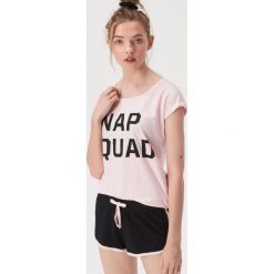 Dwuczęściowa piżama z napisem Nap squad - Różowy. Czerwone piżamy damskie Sinsay, l, bez wzorów, bez ramiączek. Za 39.99 zł.