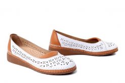 COMFORTABEL 830445-03 weiss, półbuty damskie. Białe półbuty damskie Comfortabel, w ażurowe wzory, ze skóry, bez obcasa. Za 269.90 zł.