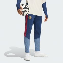 Spodnie treningowe FC Bayern 26/27. Niebieskie spodnie materiałowe męskie Adidas, bez wzorów, z materiału, klasyczne, z standardowym stanem. Za 279.00 zł.