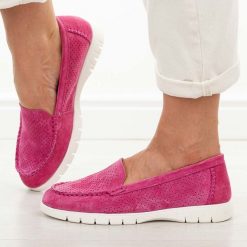 Fuksja ażurowe skórzane mokasyny damskie Vinceza 95360. Czerwone mokasyny damskie VINCEZA, z jeansu. Za 199.00 zł.