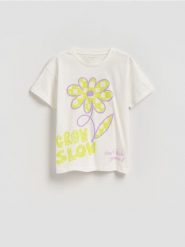 T-shirt z nadrukiem na plecach - złamana biel. Koszulki dziewczęce Reserved, bez wzorów, z bawełny, bez ramiączek. Za 39.99 zł.