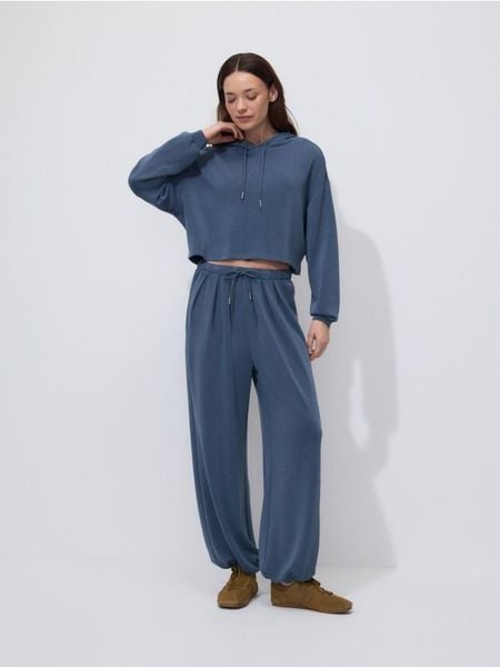 Krótka bluza z wiskozą - granatowy. Niebieskie bluzy bez kaptura damskie Reserved, l, z dzianiny. Za 89.99 zł.