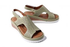 ARTIKER RELAKS 56C0927 zielony, sandały damskie. Zielone sandały damskie Artiker Relaks, bez wzorów, ze skóry, bez obcasa, na koturnie. Za 181.93 zł.
