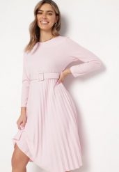 Różowa Sukienka Midi z Plisowaną Spódnicą i Paskiem Ondinetta. Czerwone sukienki damskie Born2be, na lato, s, bez wzorów, eleganckie, bez kołnierzyka, bez ramiączek, midi. W wyprzedaży za 87.99 zł.