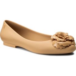 Baleriny MELISSA - Doll Fem Ad 32210 Beige 01576. Brązowe baleriny damskie Melissa, bez wzorów, z materiału, bez obcasa. W wyprzedaży za 149.00 zł.