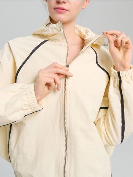 Kurtka bomberka z kapturem i kontrastową lamówką - kremowy. Białe kurtki damskie Sinsay, l, bez wzorów, z kapturem. Za 69.99 zł.
