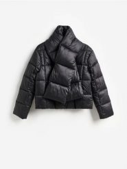Pikowana kurtka z szalem - czarny. Czarne kurtki damskie Reserved, l, bez wzorów, z tkaniny, bez kaptura. Za 299.99 zł.
