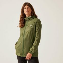 Kurtka trekkingowa damska Pack It Jacket III kieszonkowa przeciwdeszczowa. Zielone kurtki przeciwdeszczowe damskie Regatta, bez kaptura. Za 149.99 zł.