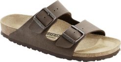 Klapki Birkenstock Arizona Mocca Dorosłych. Brązowe klapki damskie Birkenstock, bez wzorów, z nubiku, bez obcasa. Za 424.00 zł.