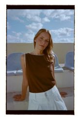 Top brązowy. Brązowe topy damskie MOODO, l, bez wzorów, z bawełny, bez kołnierzyka. Za 39.99 zł.