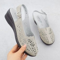 Skórzane sandały damskie ażurowe na koturnie beżowe T.Sokolski L26-27. Brązowe sandały damskie T.Sokolski, w ażurowe wzory, z materiału, bez obcasa, na koturnie. Za 179.99 zł.