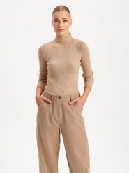 BGN Sweter w kolorze beżowym rozmiar: 38. Brązowe golfy damskie BGN, bez wzorów, bez ramiączek. Za 127.35 zł.
