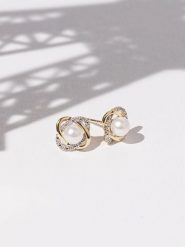 DIAMOND & CO Złote kolczyki-wkrętki "Mitsa" z diamentami i perłami rozmiar: onesize. Białe kolczyki damskie Diamond & Co, z diamentem, złote. Za 956.99 zł.