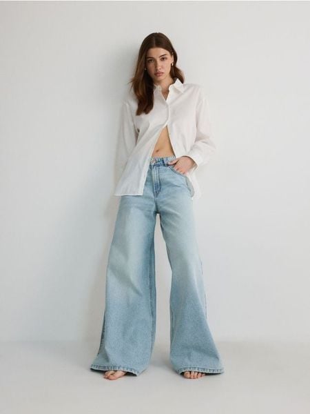 Bawełniana koszula - złamana biel. Koszule damskie Reserved, l, bez wzorów, z bawełny, bez kołnierzyka, bez ramiączek. W wyprzedaży za 49.99 zł.