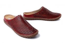 RIEKER M2885-35 red, klapki damskie. Czerwone klapki damskie Rieker, bez wzorów, ze skóry, bez obcasa. Za 299.90 zł.