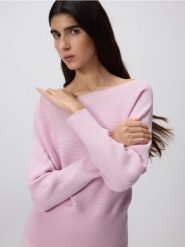 Sweter z kimonowym rękawem - pastelowy róż. Czerwone swetry klasyczne damskie Reserved, l, z dzianiny, bez kołnierzyka. W wyprzedaży za 99.99 zł.