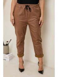 Curvy Lady Spodnie w kolorze jasnobrązowym ze skóry syntetycznej rozmiar: 44/46. Brązowe spodnie materiałowe damskie Curvy Lady, bez wzorów, ze skóry, klasyczne, z standardowym stanem. Za 145.94 zł.