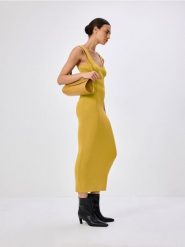 Sukienka midi z wiskozą - warm olive. Zielone sukienki damskie Reserved, l, bez wzorów, z dzianiny, bez kołnierzyka, bez ramiączek, midi, dopasowane. W wyprzedaży za 59.99 zł.