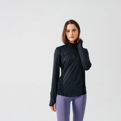 Koszulka do biegania z długim rękawem damska Kiprun Run 100 Dry. Czarne t-shirty damskie KALENJI, s, bez wzorów, z bawełny, bez kołnierzyka. W wyprzedaży za 59.99 zł.