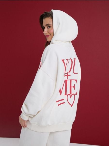 Bluza z napisem na plecach - kremowy. Białe bluzy bez kaptura damskie Sinsay, l. Za 49.99 zł.
