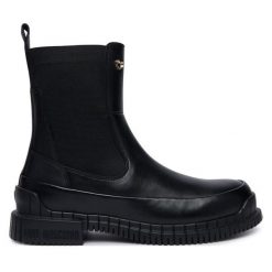Botki LOVE MOSCHINO. Czarne botki damskie Love Moschino, bez obcasa, na płaskiej podeszwie, bez zapięcia. Za 949.99 zł.