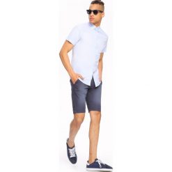 KOSZULA KRÓTKI RĘKAW MĘSKA SLIM FIT. Niebieskie koszule męskie TOP SECRET, m, bez wzorów, z bawełny, bez kołnierzyka, bez ramiączek. W wyprzedaży za 39.99 zł.