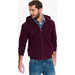 BLUZA MĘSKA ROZPINANA Z KAPTUREM Z HAFTOWANĄ APLIKACJĄ. Czerwone bluzy z kapturem męskie TOP SECRET, na lato, l, z dzianiny. W wyprzedaży za 74.99 zł.