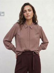 Wiskozowa koszula z fakturalnym wzorem - brązowy. Brązowe koszule damskie Sinsay, l, bez wzorów, z wiskozy, bez kołnierzyka, bez ramiączek. Za 39.99 zł.