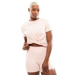Damska koszulka sportowa z węzłem Fitness Siroko Space Pink. Czerwone topy sportowe damskie SIROKO, bez wzorów, z bawełny, bez ramiączek. Za 84.00 zł.