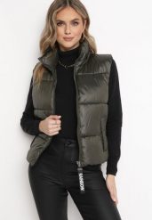 Ciemnozielona Kamizelka z Szerokim Kołnierzem Pikowana Risara. Zielone kamizelki damskie Born2be, l. Za 59.99 zł.