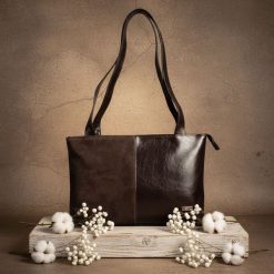 Shopperka klasyczna torebka zamszowa SHE skóra 723 czekolada. Brązowe torebki klasyczne damskie SHE, bez wzorów, ze skóry, zamszowe, bez dodatków. Za 359.99 zł.