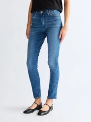 DAMSKIE SPODNIE WRANGLER SIENNA REBEL BLUE 112362641. Niebieskie spodnie materiałowe damskie Wrangler, bez wzorów, z jeansu. Za 219.99 zł.