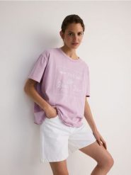 T-shirt regular z nadrukiem - pastelowy róż. Czerwone t-shirty damskie Reserved, l, bez wzorów, z bawełny, bez kołnierzyka. W wyprzedaży za 39.99 zł.