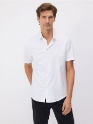 Koszula regular fit z bawełną - biały. Białe koszule męskie Reserved, l, bez wzorów, z bawełny, bez kołnierzyka, bez ramiączek. W wyprzedaży za 65.99 zł.