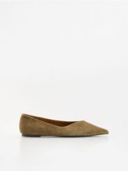 Baleriny z owczej skóry - ciemnozielony. Zielone baleriny damskie Reserved, bez wzorów, ze skóry, bez obcasa. Za 199.99 zł.