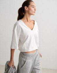 Damski T-shirt luźny, dekolt V, lekko skrócony, z bio bawełny Elevated biały. Białe t-shirty damskie Aim'n, s, bez wzorów, z bawełny, bez kołnierzyka. Za 212.00 zł.