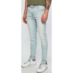 Guess Jeans - Jeansy Charlie. Niebieskie jeansy męskie Guess Jeans. W wyprzedaży za 229.90 zł.