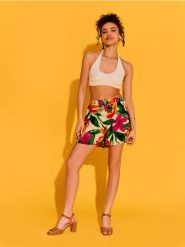 Wiskozowe szorty w kwiaty - wielobarwny. Szorty damskie Sinsay, bez wzorów, z wiskozy. Za 29.99 zł.