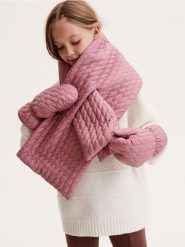 Jednopalczaste rękawiczki - brudny róż. Czerwone rękawiczki dziecięce Reserved, z tkaniny, bez ramiączek. W wyprzedaży za 29.99 zł.