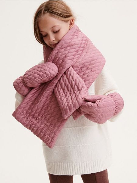 Jednopalczaste rękawiczki - brudny róż. Czerwone rękawiczki dziecięce Reserved, z tkaniny, bez ramiączek. W wyprzedaży za 29.99 zł.