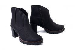 RIEKER Y2553-00 black, botki damskie. Czarne botki damskie Rieker, bez obcasa, na obcasie, bez zapięcia. Za 329.90 zł.