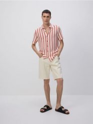Jeansowe szorty straight - złamana biel. Szorty męskie Reserved, z denimu, bez kołnierzyka. W wyprzedaży za 79.99 zł.