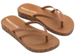 Klapki damskie japonki Ipanema Bossa Soft. Brązowe klapki damskie Ipanema, bez wzorów, z materiału, bez obcasa. Za 89.00 zł.