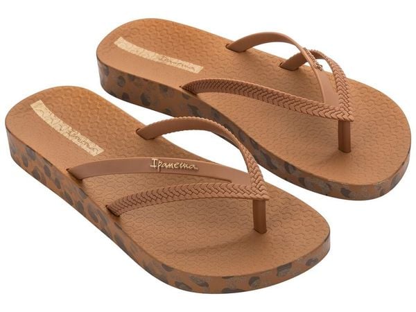 Klapki damskie japonki Ipanema Bossa Soft. Brązowe klapki damskie Ipanema, bez wzorów, z materiału, bez obcasa. Za 89.00 zł.