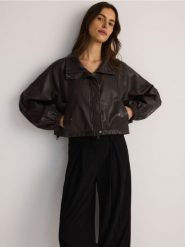 Kurtka z wysoką stójką - ciemnobrązowy. Brązowe kurtki damskie Reserved, l, bez wzorów, ze skóry, bez kaptura. W wyprzedaży za 159.99 zł.