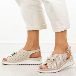 Beżowe skórzane sandały damskie Jezzi 9759. Brązowe sandały damskie Jezzi, z aplikacjami, z jeansu, bez obcasa, na platformie. Za 229.00 zł.