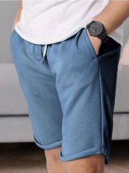 Szorty slim fit - niebieski. Niebieskie szorty męskie Sinsay, bez kołnierzyka. W wyprzedaży za 19.99 zł.